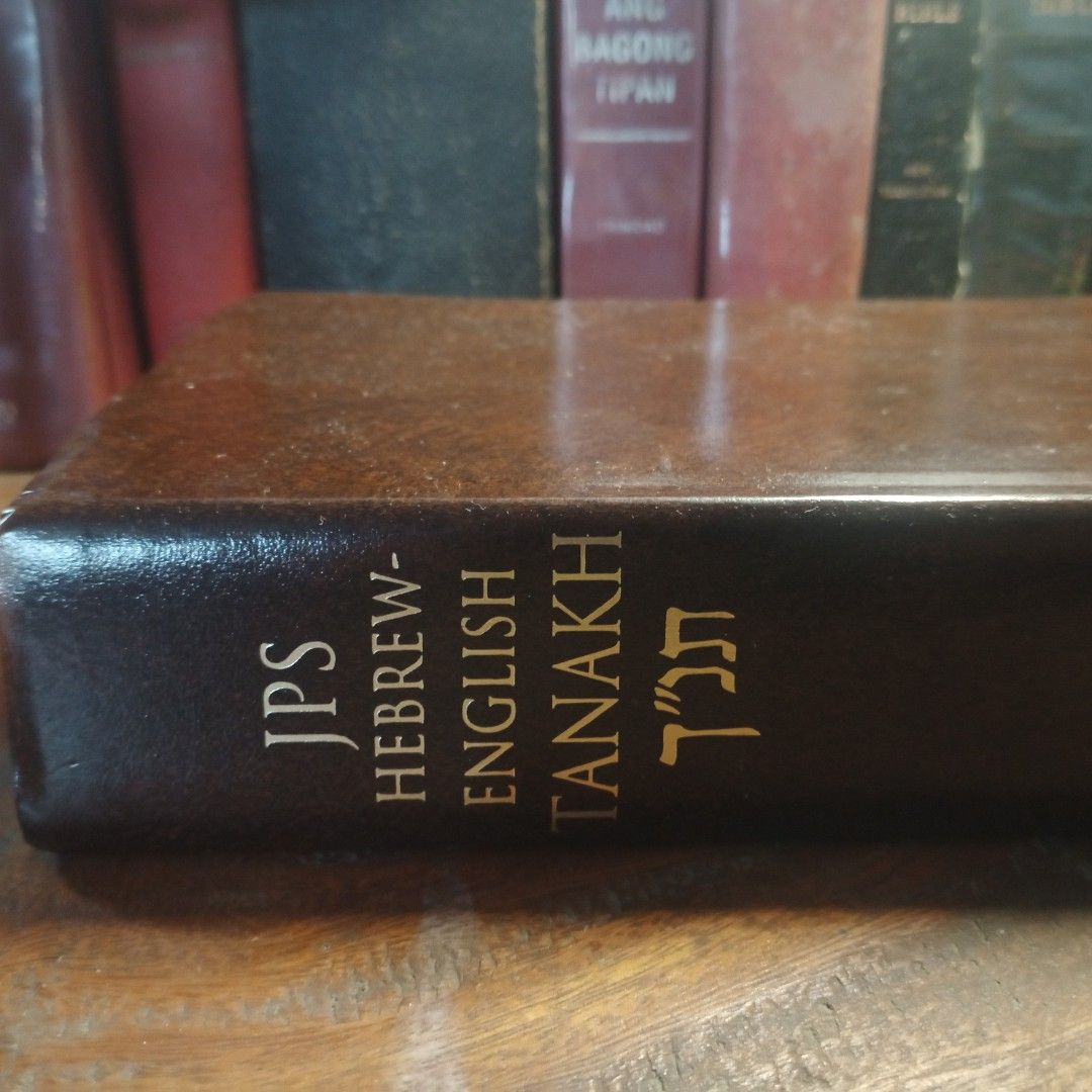 JPS HEBREW - ENGLISH TANAKH (Category: Religion Books) located in Manila. Submitted by ardealgo (Listing ID 1461879116, Image 2). Description: .