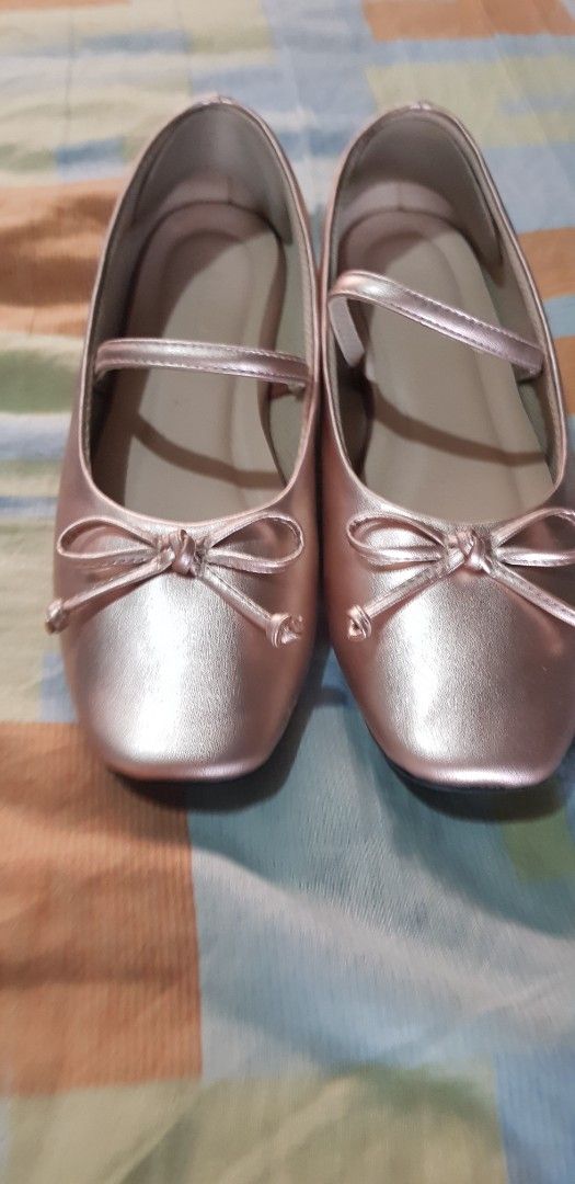 KENDRA Rose Gold Ballet Flats with Bow Detail (Category: Flats & Sandals) located in Quezon City. Submitted by seventeenjeonghan (Listing ID 1461808321, Image 2). Description: - Rose gold ballet flats by KENDRA - Features a cute bow detail on the front strap - Chic square toe design - Easy slip-on style for convenience - Versatile for casual outings or dressing up an outfit.