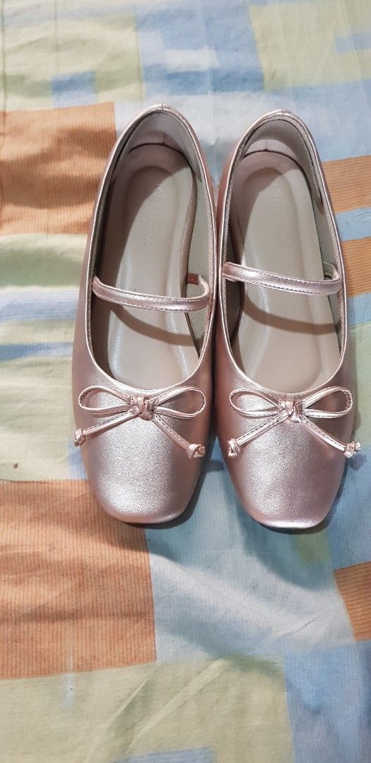 KENDRA Rose Gold Ballet Flats with Bow Detail (Category: Flats & Sandals) located in Quezon City. Submitted by seventeenjeonghan (Listing ID 1461808321, Image 1). Description: - Rose gold ballet flats by KENDRA - Features a cute bow detail on the front strap - Chic square toe design - Easy slip-on style for convenience - Versatile for casual outings or dressing up an outfit.