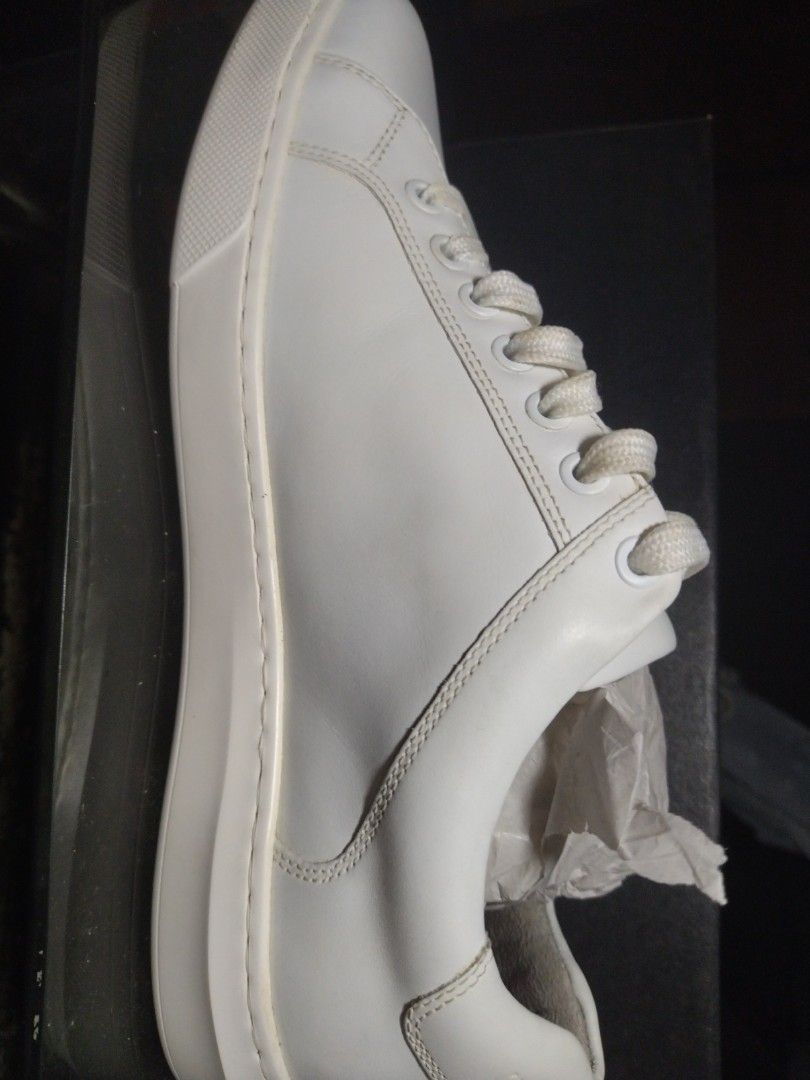 White Sneaker (Category: Casual Shoes) located in Manila. Submitted by wiselion_a3c3df (Listing ID 1461855421, Image 1). Description: Kenneth Cole New York Liam Sneaker All White (Silver Insole) Leather Original Box and Shoe Tissue Techni Cole Product Brand New EPC.