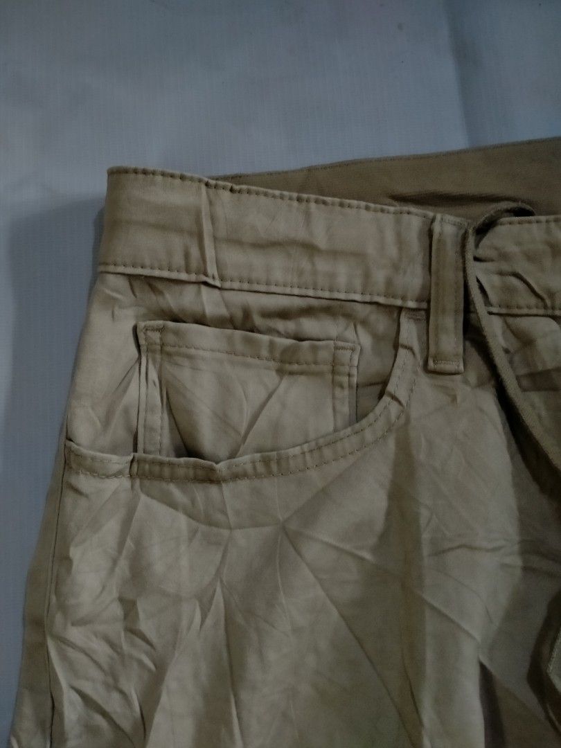 Khaki Chino Pants with Drawstring Waist (Category: Other Bottoms) located in Davao. Submitted by ervinpolino09 (Listing ID 1461843696, Image 2). Description: - Uniqlo Comfortable khaki chino pants Size 34-36 Length 40.5 - Features a drawstring waist with button and zip closure - Includes two side pockets and two back pockets - Straight leg fit for a classic look - Ideal for casual wear, easily paired with t-shirts or shirts Excellent Condition No