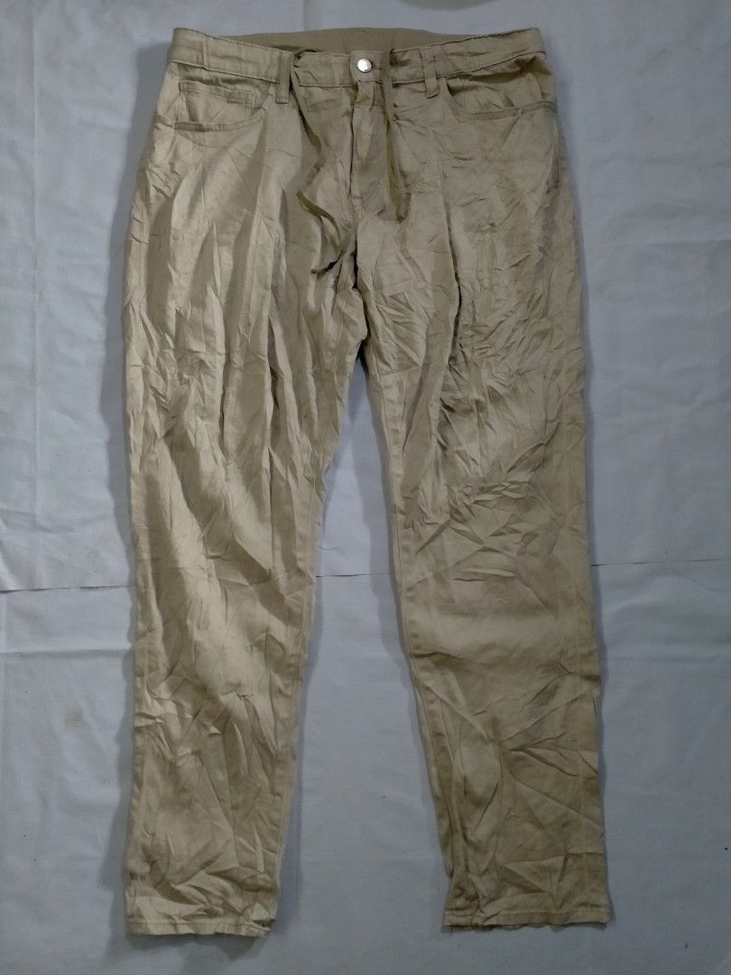 Khaki Chino Pants with Drawstring Waist (Category: Other Bottoms) located in Davao. Submitted by ervinpolino09 (Listing ID 1461843696, Image 1). Description: - Uniqlo Comfortable khaki chino pants Size 34-36 Length 40.5 - Features a drawstring waist with button and zip closure - Includes two side pockets and two back pockets - Straight leg fit for a classic look - Ideal for casual wear, easily paired with t-shirts or shirts Excellent Condition No