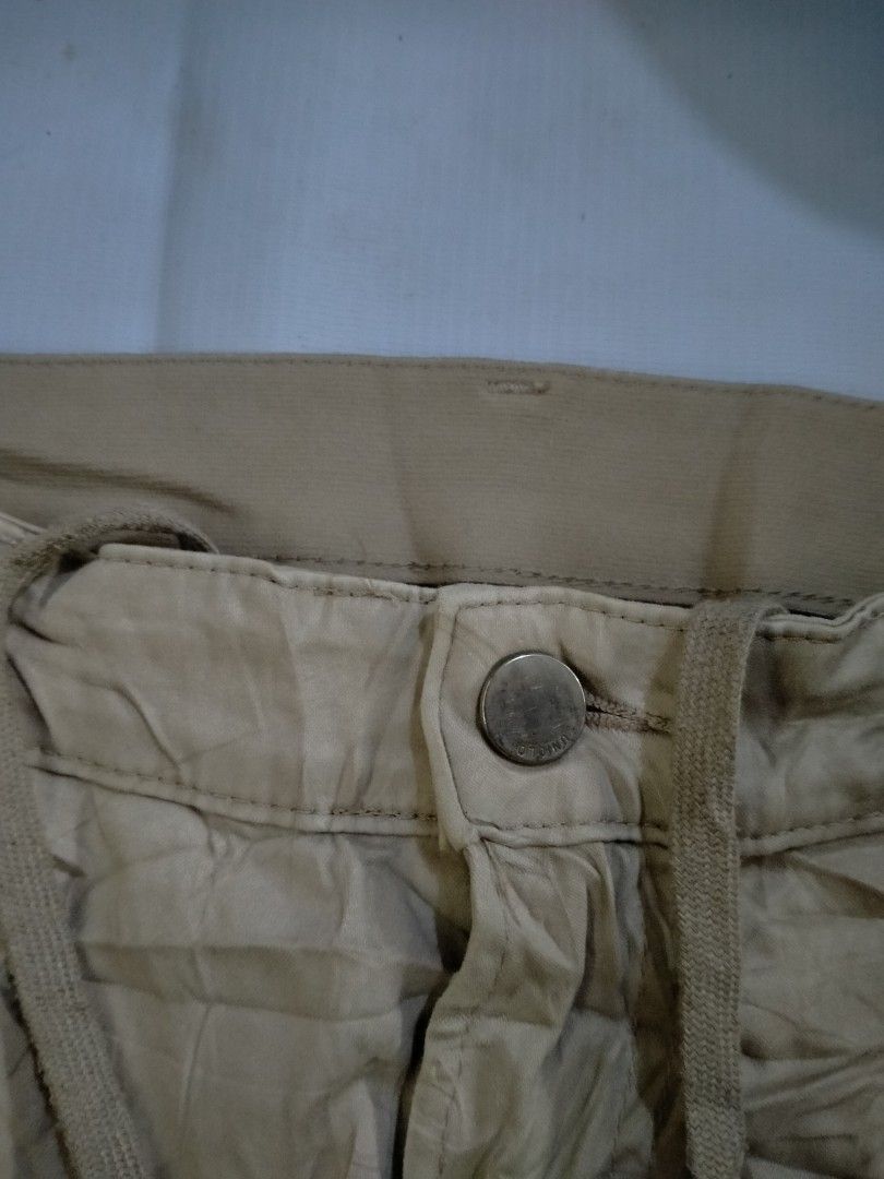 Khaki Chino Pants with Drawstring Waist (Category: Other Bottoms) located in Davao. Submitted by ervinpolino09 (Listing ID 1461843696, Image 3). Description: - Uniqlo Comfortable khaki chino pants Size 34-36 Length 40.5 - Features a drawstring waist with button and zip closure - Includes two side pockets and two back pockets - Straight leg fit for a classic look - Ideal for casual wear, easily paired with t-shirts or shirts Excellent Condition No
