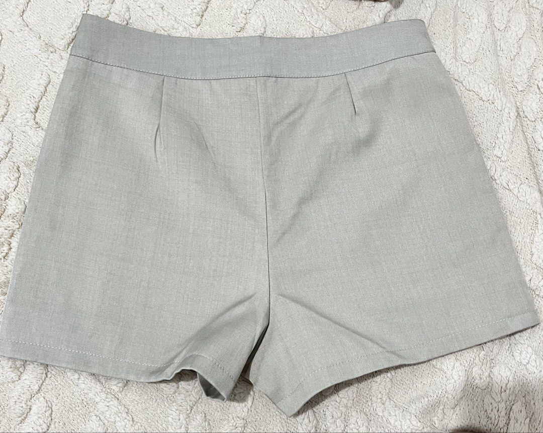 Khaki short (Category: Shorts) located in San Mateo. Submitted by jessilyn910 (Listing ID 1461985182, Image 2). Description: Di nagamit Decluttering .