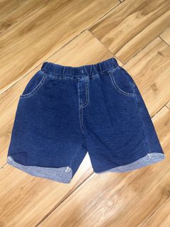 (Category: ) located in . Submitted by xyz.closet (Listing ID 1461915084, Image 1). Description: .