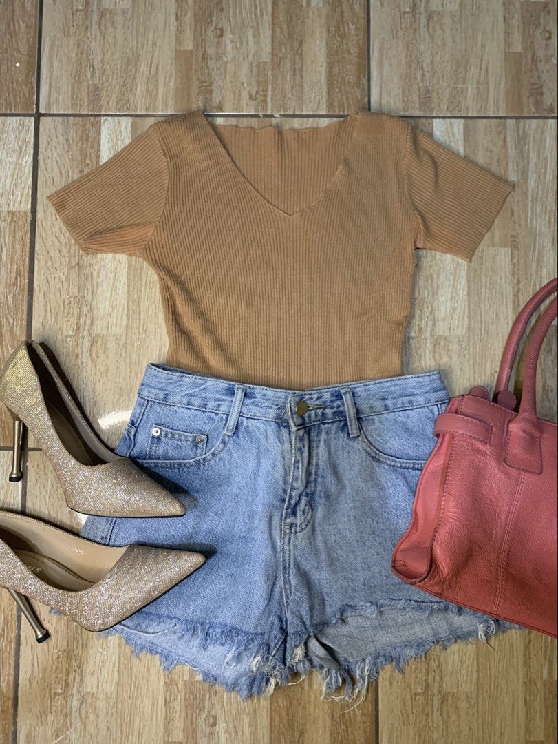Knitted Brown Fitted Top (Category: Blouses) located in Quezon City. Submitted by ronavillezar (Listing ID 1461929993, Image 2). Description: - Brown knitted top - Fitted style - Makapal (thick) material - Fits size S-M - Ideal for casual wear.