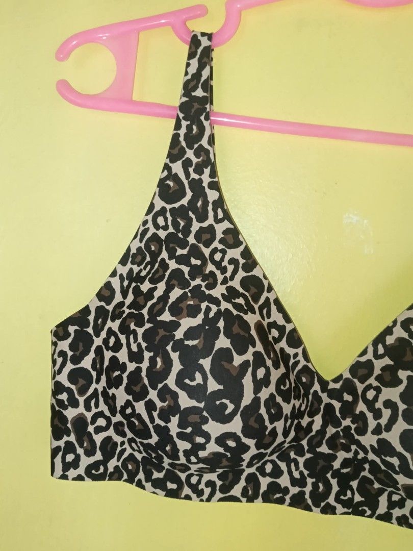 Knix Printed Design Size: Medium (Category: Undergarments & Loungewear) located in Navotas City. Submitted by vanilla_sandalwood (Listing ID 1461853545, Image 3). Description: -Brand: Knix -Seamless Printed Bra -Non wire -Size: Medium -like New -Good Condition -Ukay US Bale po ito wash na.