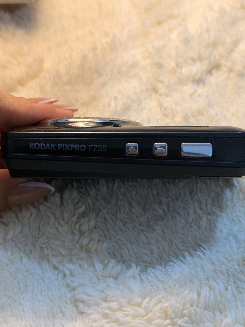 KODAK PIXPRO FZ55 (Category: Cameras) located in Santo Domingo. Submitted by veriaaaa (Listing ID 1461969722, Image 2). Description: 📸 KODAK PIXPRO FZ55 — FOR SALE ✨ Condition: Good as new 📦 Reason for selling: Buying a new camera Camera Details: • 16 MP CMOS sensor • 5× Optical Zoom • 28mm wide-angle lens • 2.7” LCD screen • Full HD 1080p video recording • Optical Image Stabilization • Built-in flash • Face Detection • Smile Detection • Panora