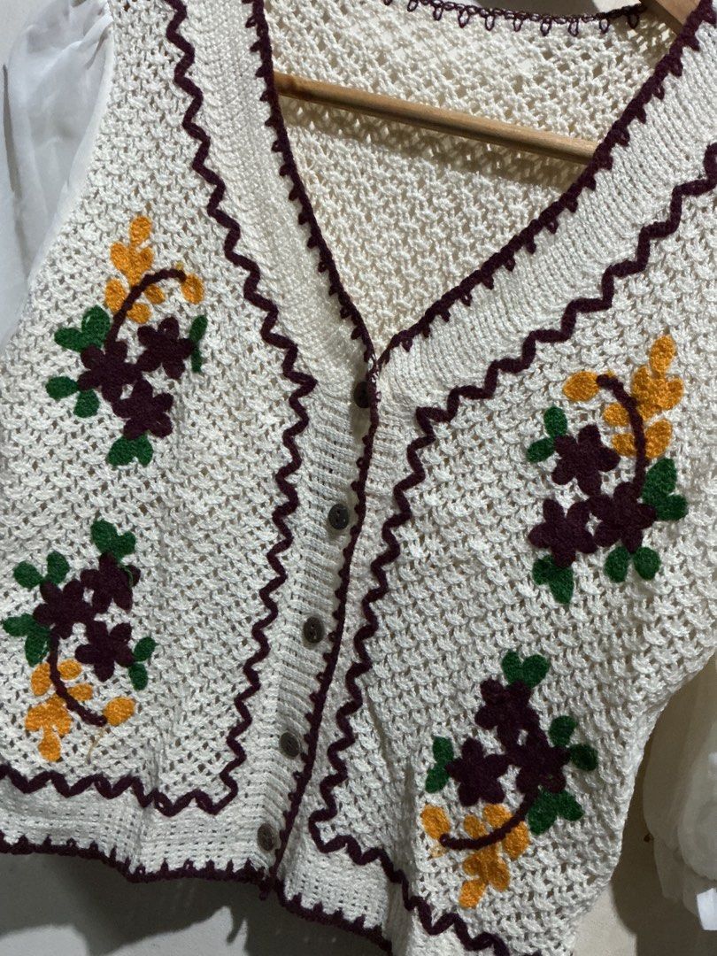 KOREAN CROCHET PUFF SLEEVES TOP (Category: Blouses) located in Dagupan City. Submitted by trendies_collection (Listing ID 1462012363, Image 3). Description: Preloved Medium to Large No issue.