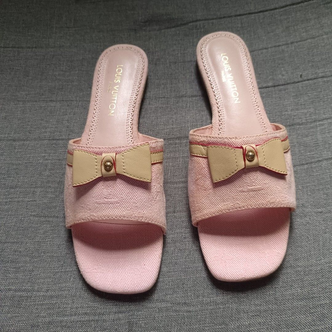 L V (Category: Sandals) located in Valenzuela. Submitted by meloluxcollections (Listing ID 1461871798, Image 1). Description: .