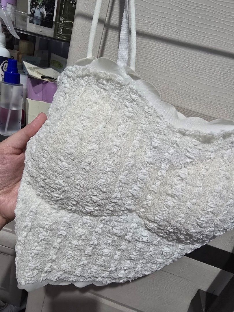 Lace Padded Top (Category: Sleeveless) located in Quezon City. Submitted by dinesaur (Listing ID 1461919213, Image 2). Description: up to med.