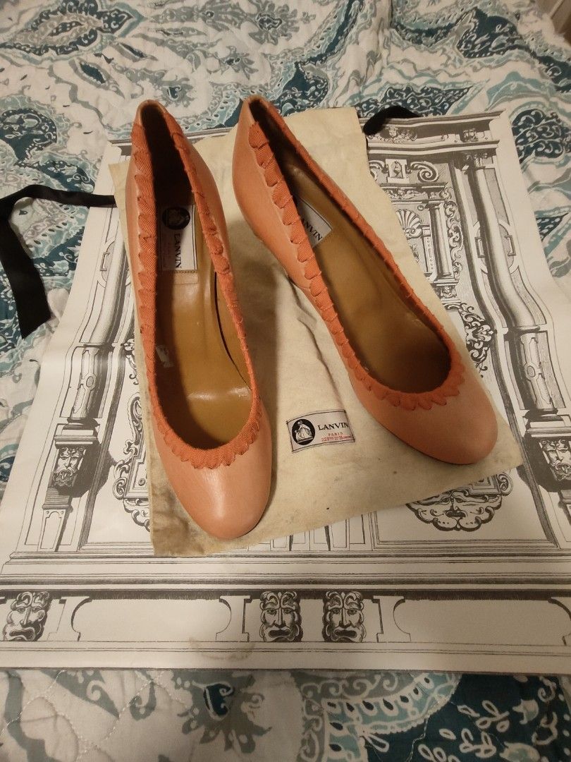 Lanvin Grosgrain-Stitched Leather Wedges (Category: Wedges) located in Valenzuela. Submitted by kchinadol (Listing ID 1461804402, Image 1). Description: Lanvin Grosgrain-Stitched Leather Wedge Pump heels in a women’s size 8/ EU size 39. This Lanvin wedge pump is finished with the house's signature grosgrain for a classic look with a twist. Featuring a leather upper with signature Lanvin grosgrain topstitching and is about 3.75" high. These Italia
