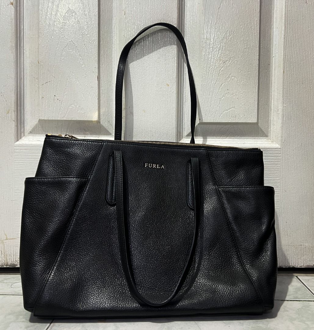 Leather Tote Bag - Furla (Category: Luxury Bags & Wallets) located in Manila. Submitted by hyper.hertz (Listing ID 1461816731, Image 1). Description: - Brand: Furla - Material: Genuine Leather - Color: Black - Style: Tote Bag - Features: Spacious interior, exterior side pockets - Condition: Great.