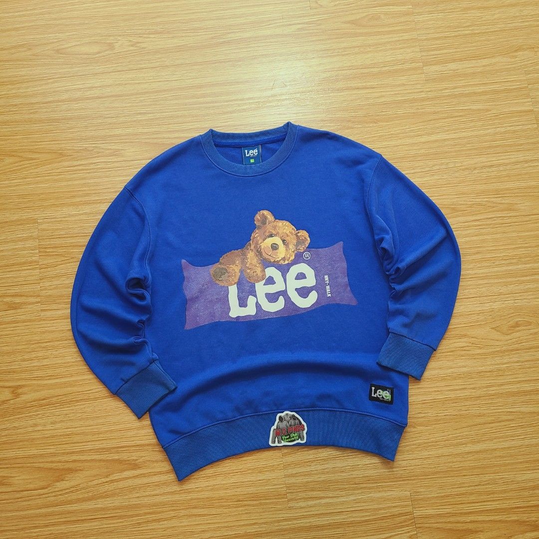 Lee Bear Graphic Sweatshirt (Category: Coats, Jackets and Outerwear) located in Quezon City. Submitted by mofinds.ph (Listing ID 1461829852, Image 1). Description: Size: Large Dimes: 23x27 Condition: Excellent/Great condition MOP: BPI DELIVER: LALAMOVE OR J&T MEETUP/PICKUP: Victoria Tower D, Mother Ignacia Ave., Brgy. Paligsahan, Diliman, Quezon City.