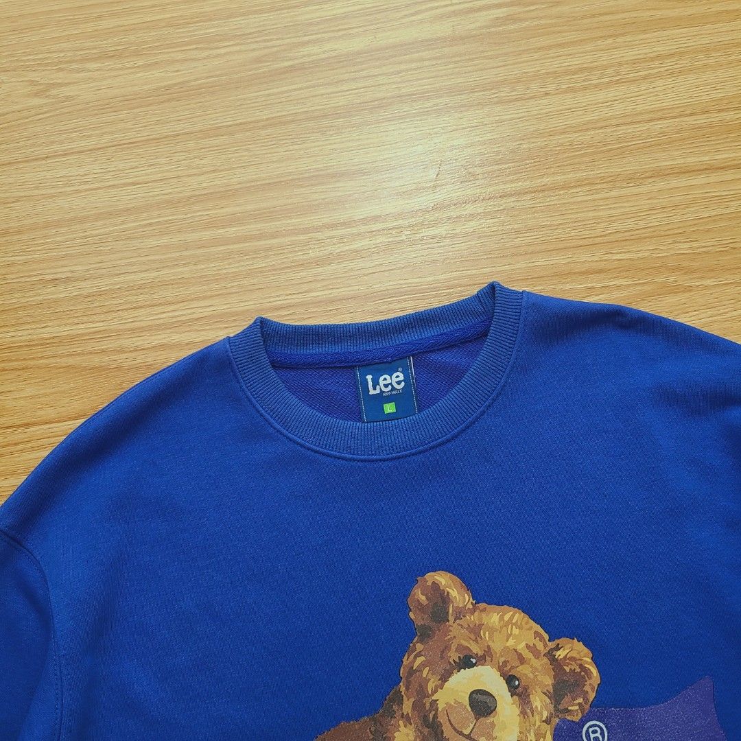 Lee Bear Graphic Sweatshirt (Category: Coats, Jackets and Outerwear) located in Quezon City. Submitted by mofinds.ph (Listing ID 1461829852, Image 2). Description: Size: Large Dimes: 23x27 Condition: Excellent/Great condition MOP: BPI DELIVER: LALAMOVE OR J&T MEETUP/PICKUP: Victoria Tower D, Mother Ignacia Ave., Brgy. Paligsahan, Diliman, Quezon City.