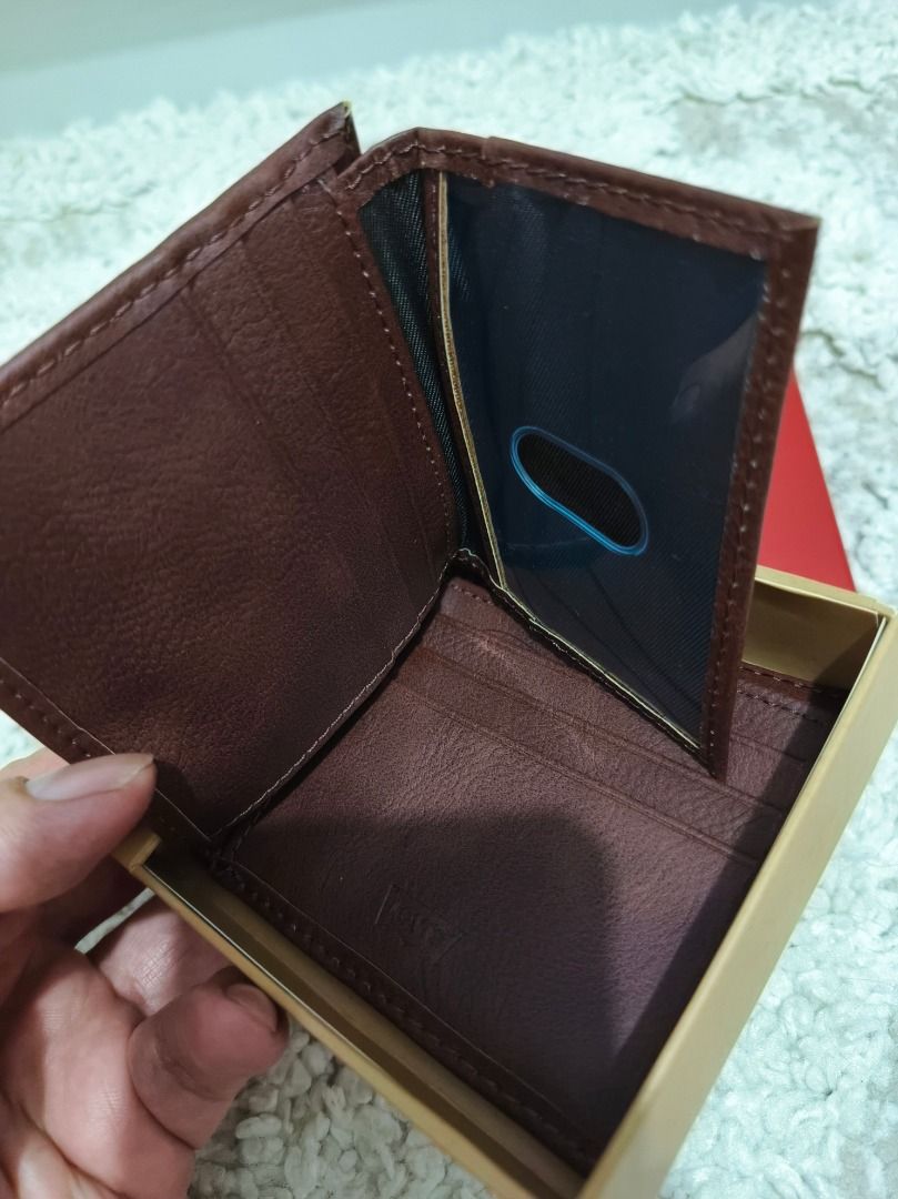 Levi's Brown Leather Bifold Wallet (Category: Wallets & Card Holders) located in Caloocan City. Submitted by adidaszler (Listing ID 1461799868, Image 2). Description: - Genuine Levi's brown leather bifold wallet - Stylish stitching detail on the front - Ample card slots for all your essentials - Includes original Levi's packaging - Ideal for everyday carry and use.