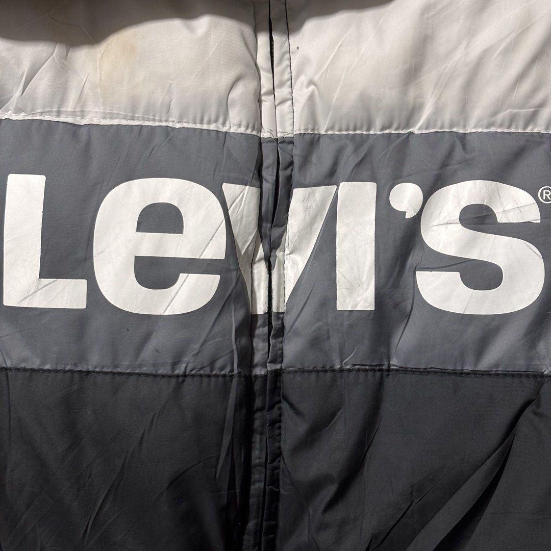Levi's Puffer Jacket Colorblock XL (Category: Coats, Jackets and Outerwear) located in Caloocan City. Submitted by bonsatocha43876 (Listing ID 1461980119, Image 2). Description: - Levi's Puffer Jacket - Stylish Colorblock Design (Black, Grey, White) - Size XL (Fits 158-170cm / 13-15 years old) - Brand New with Complete Tags - Price: P800 Only.