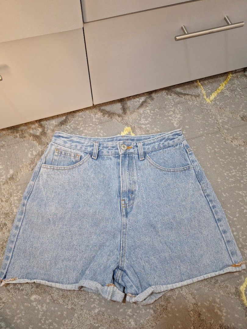 Light Wash Denim Shorts (Category: Shorts) located in Antipolo. Submitted by blueverly (Listing ID 1462011397, Image 1). Description: - Light wash denim shorts - Classic five-pocket design - Button and zip fly closure - Large on tag (fits medium).