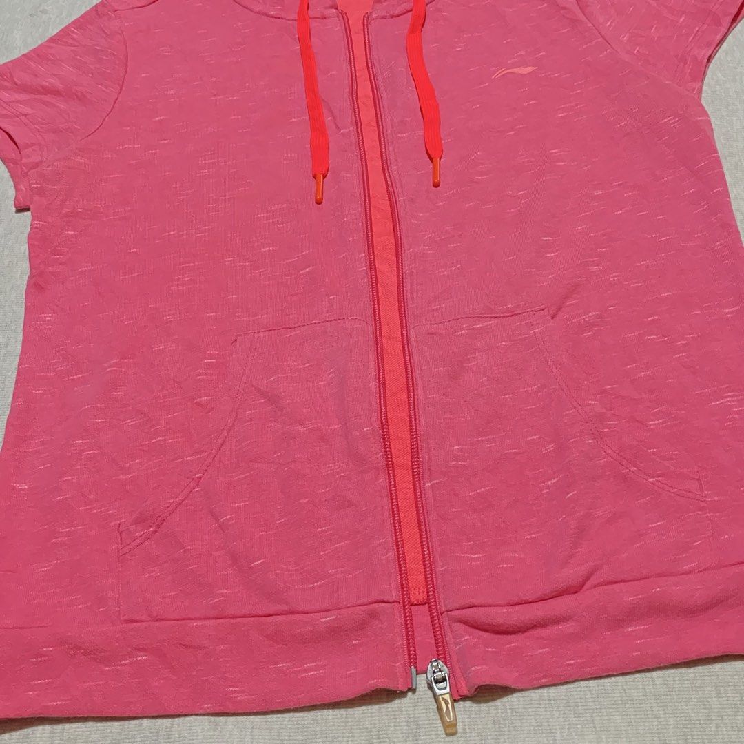 Lining Training Women's Top (Category: Activewear) located in Mabalacat. Submitted by stellargarments (Listing ID 1461805215, Image 3). Description: L - 23 W - 18 Condition : 9/10 Perfect pang walking / training Ganda ng colorway! Minimal Logo 💕 With Logos Puller & Drawstring with pockets ✅ tags Need wash fresh from bale no major stain.