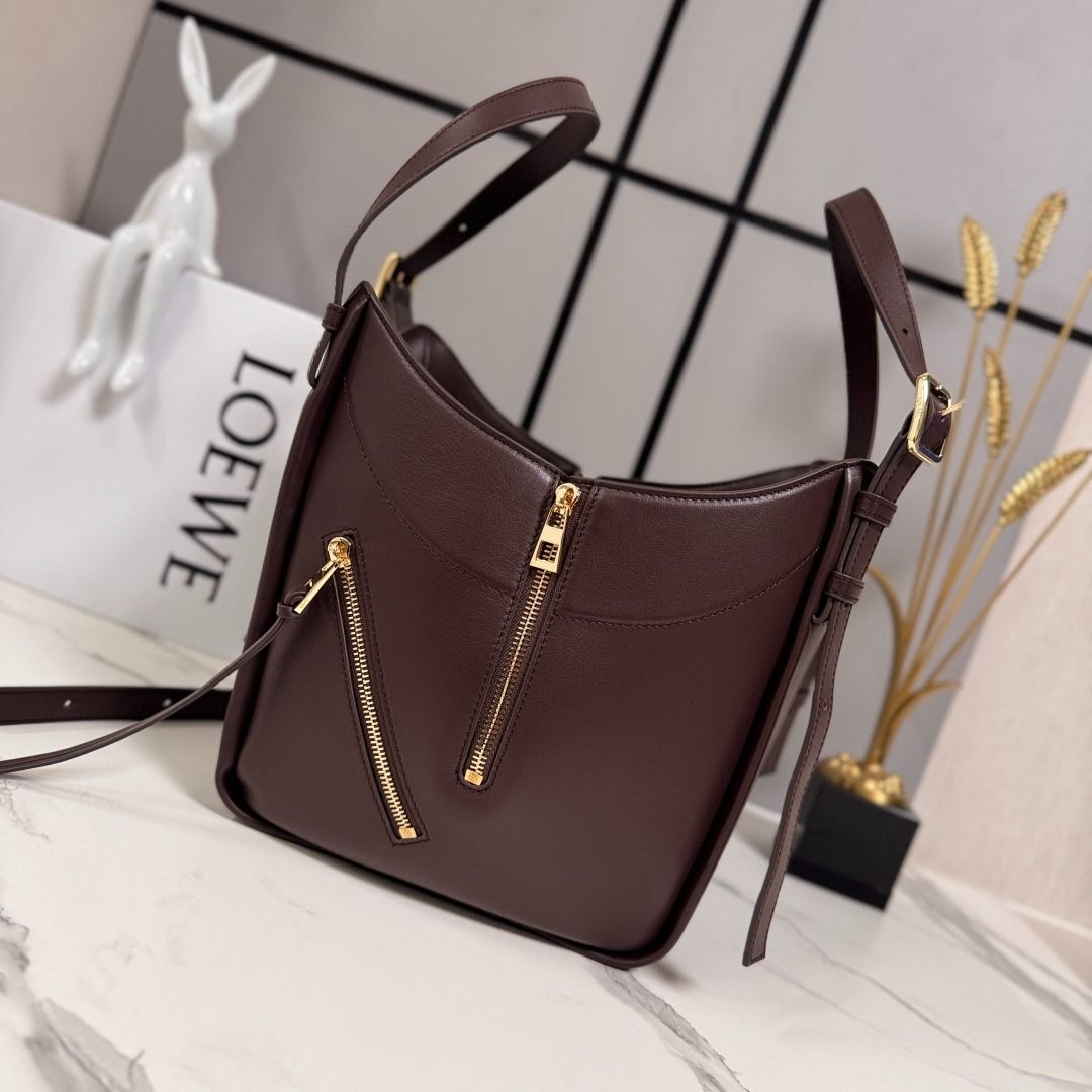 Loewe Classic Beef Leather Hammock Flip Handbag (Category: Shoulder Bags) located in Navotas City. Submitted by kaimaieinm89351 (Listing ID 1461869321, Image 2). Description: .