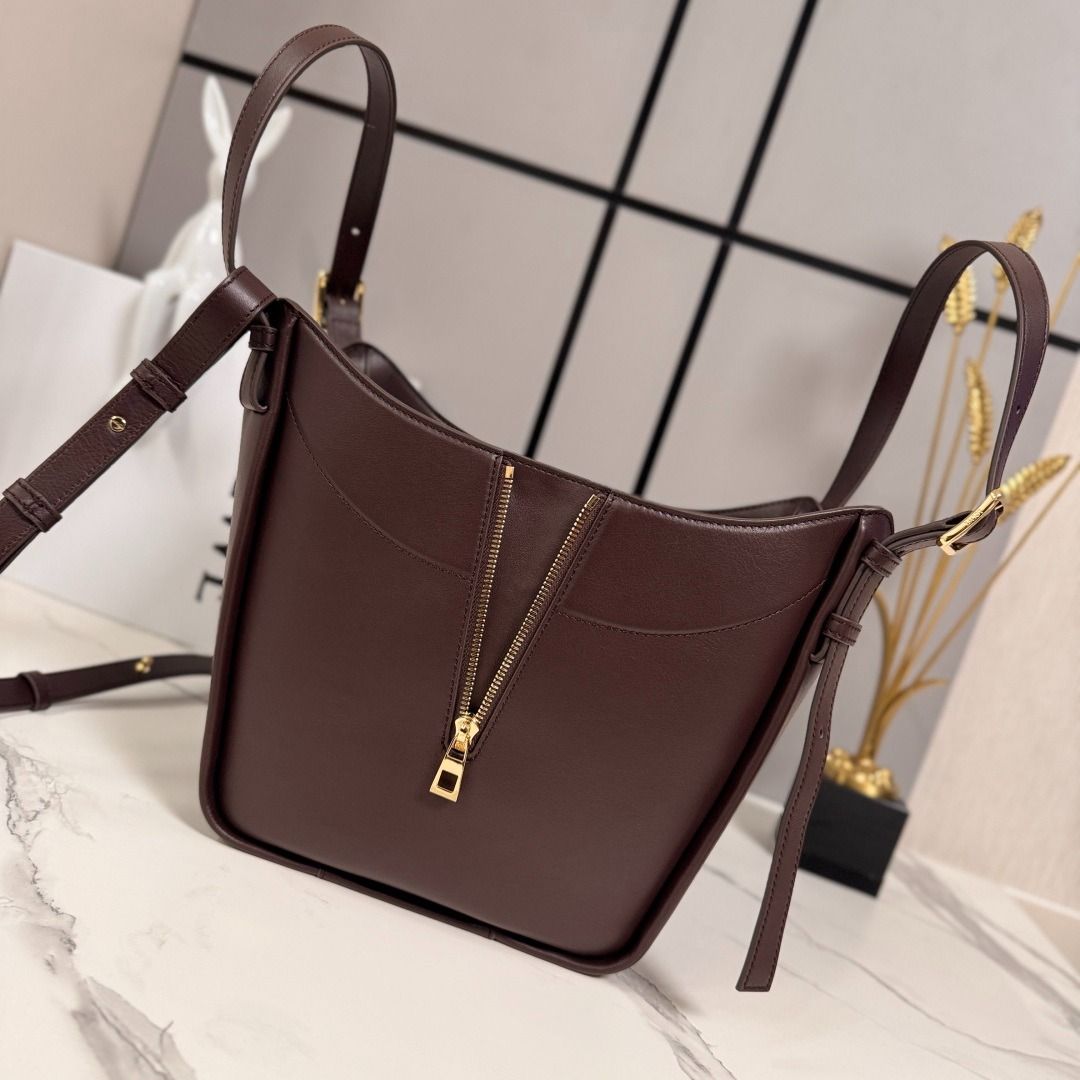 Loewe Classic Beef Leather Hammock Flip Handbag (Category: Shoulder Bags) located in Navotas City. Submitted by kaimaieinm89351 (Listing ID 1461869321, Image 3). Description: .
