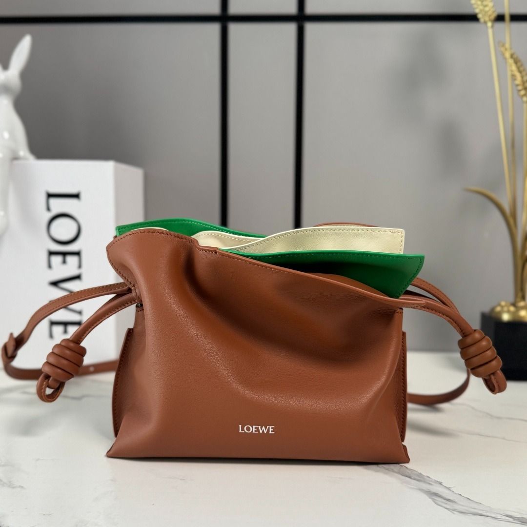 Loewe Flamenco Handbag (Category: Shoulder Bags) located in Las Pinas. Submitted by freemoon_7a5e73 (Listing ID 1461878548, Image 1). Description: .