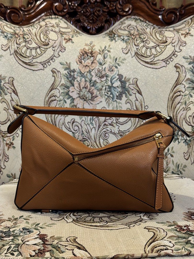 Loewe Puzzle Bag in Medium GHW (Category: Luxury Bags & Wallets) located in Bulacan. Submitted by quin.rogue.19 (Listing ID 1461944147, Image 3). Description: PM for price and details!!🥂.
