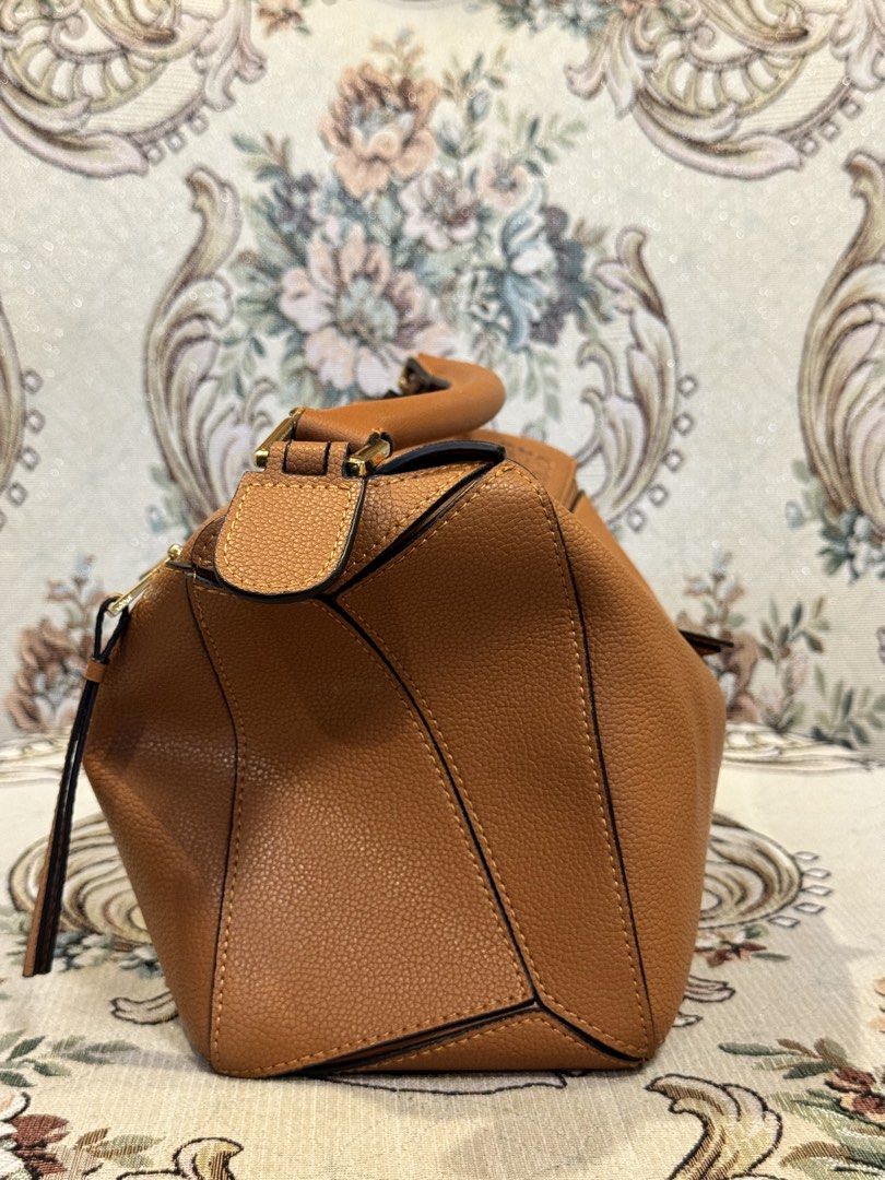 Loewe Puzzle Bag in Medium GHW (Category: Luxury Bags & Wallets) located in Bulacan. Submitted by quin.rogue.19 (Listing ID 1461944147, Image 2). Description: PM for price and details!!🥂.