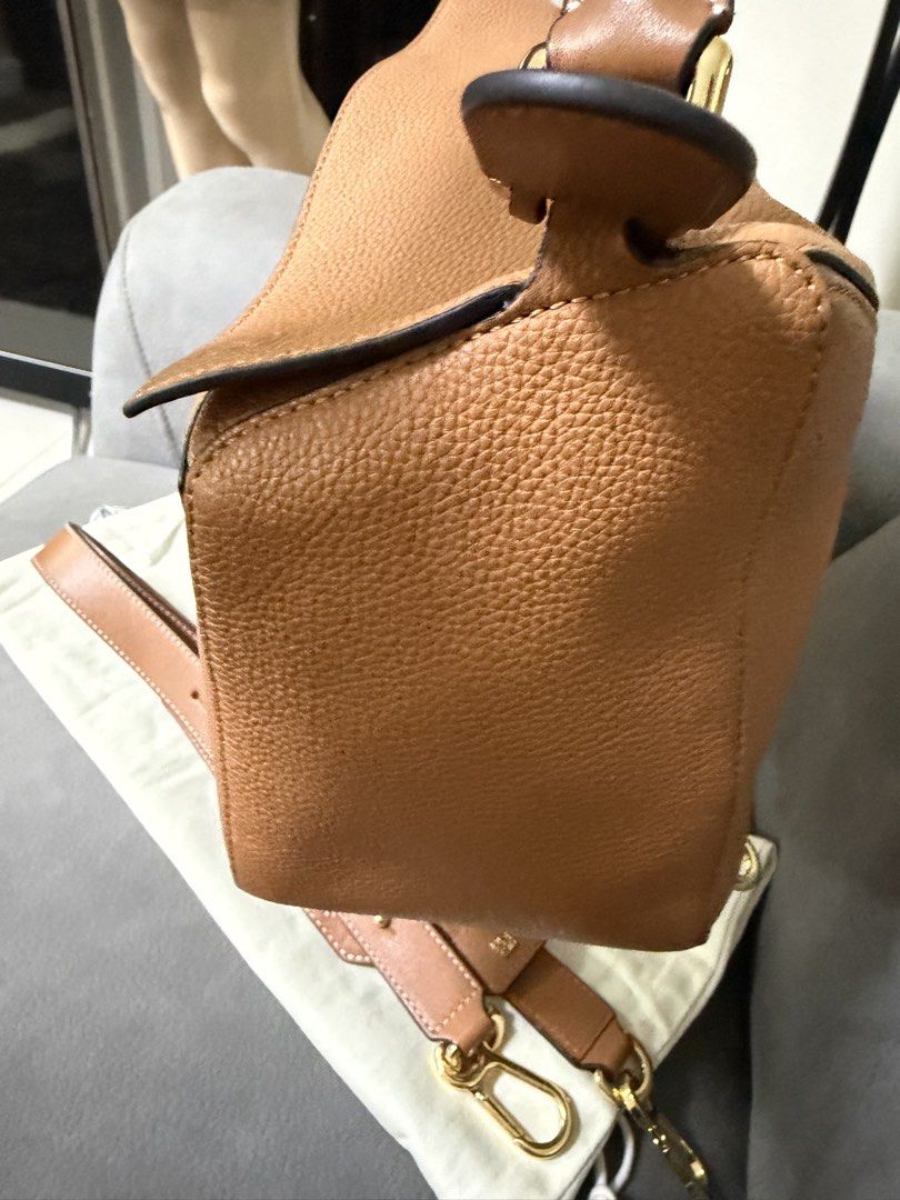 Loewe Puzzle Medium in Tan (Category: Luxury Bags & Wallets) located in Mandaluyong City. Submitted by az.purse (Listing ID 1461810514, Image 3). Description: Comes with dustbag, strap and entrupy certificate.
