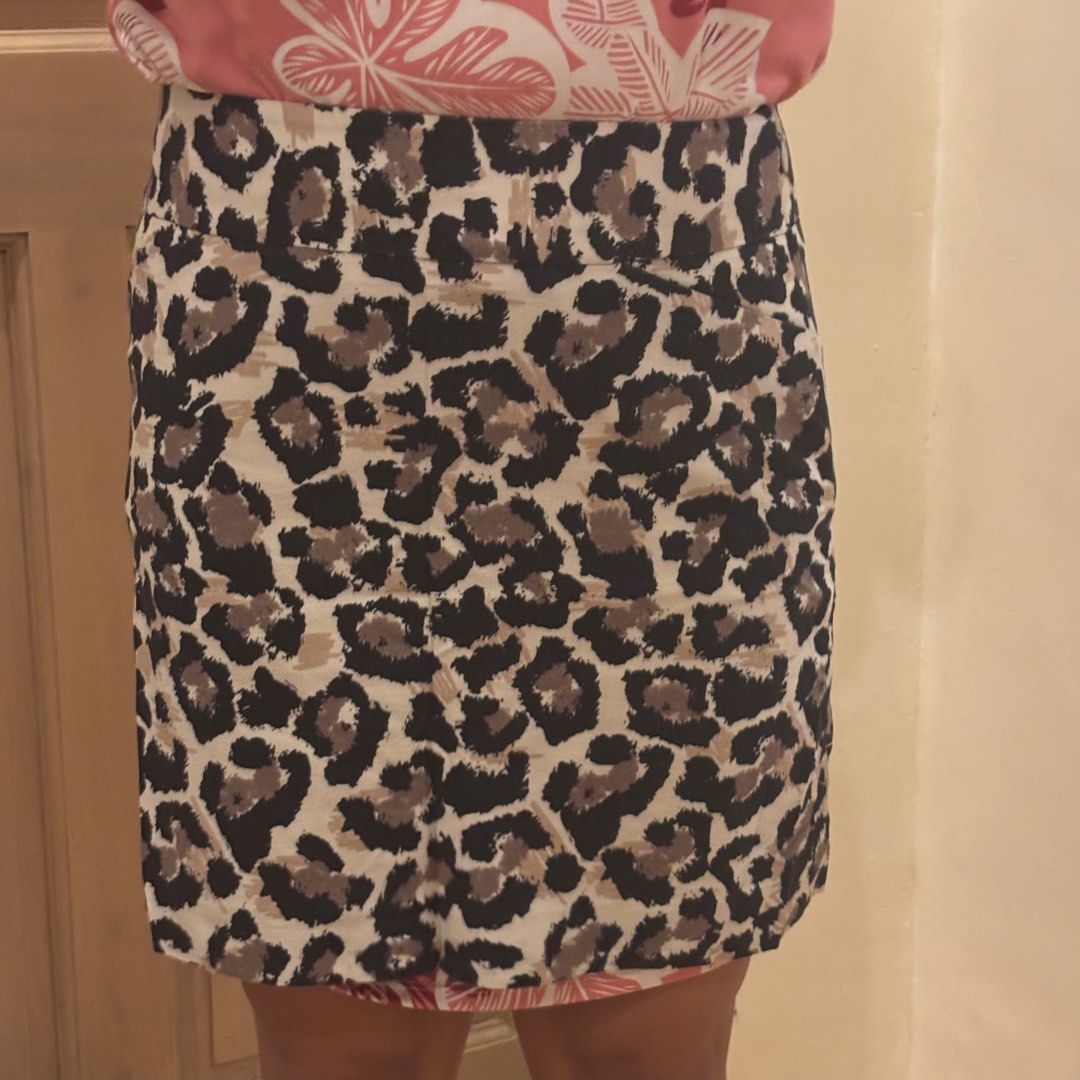 LOFT Skirt (Category: Skirts) located in Marikina City. Submitted by holymollyz (Listing ID 1461978230, Image 1). Description: Fits to M- semi L frames. 6P in size..