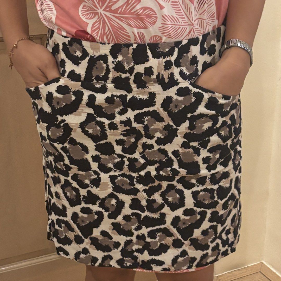 LOFT Skirt (Category: Skirts) located in Marikina City. Submitted by holymollyz (Listing ID 1461978230, Image 2). Description: Fits to M- semi L frames. 6P in size..