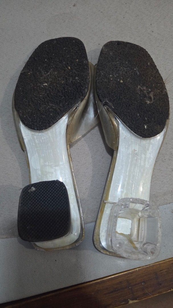 LOLla SHOES White Feather Transparent Strap Sandals (Category: Flats & Sandals) located in Quezon City. Submitted by kctheexplorer05 (Listing ID 1461958971, Image 3). Description: - Brand: LOLla SHOES - Color: White - Size: 40 - Features: Transparent straps with fluffy feather details - Heel: Clear plastic with black grip - Style: Easy slip-on - Condition: Soles show some wear.