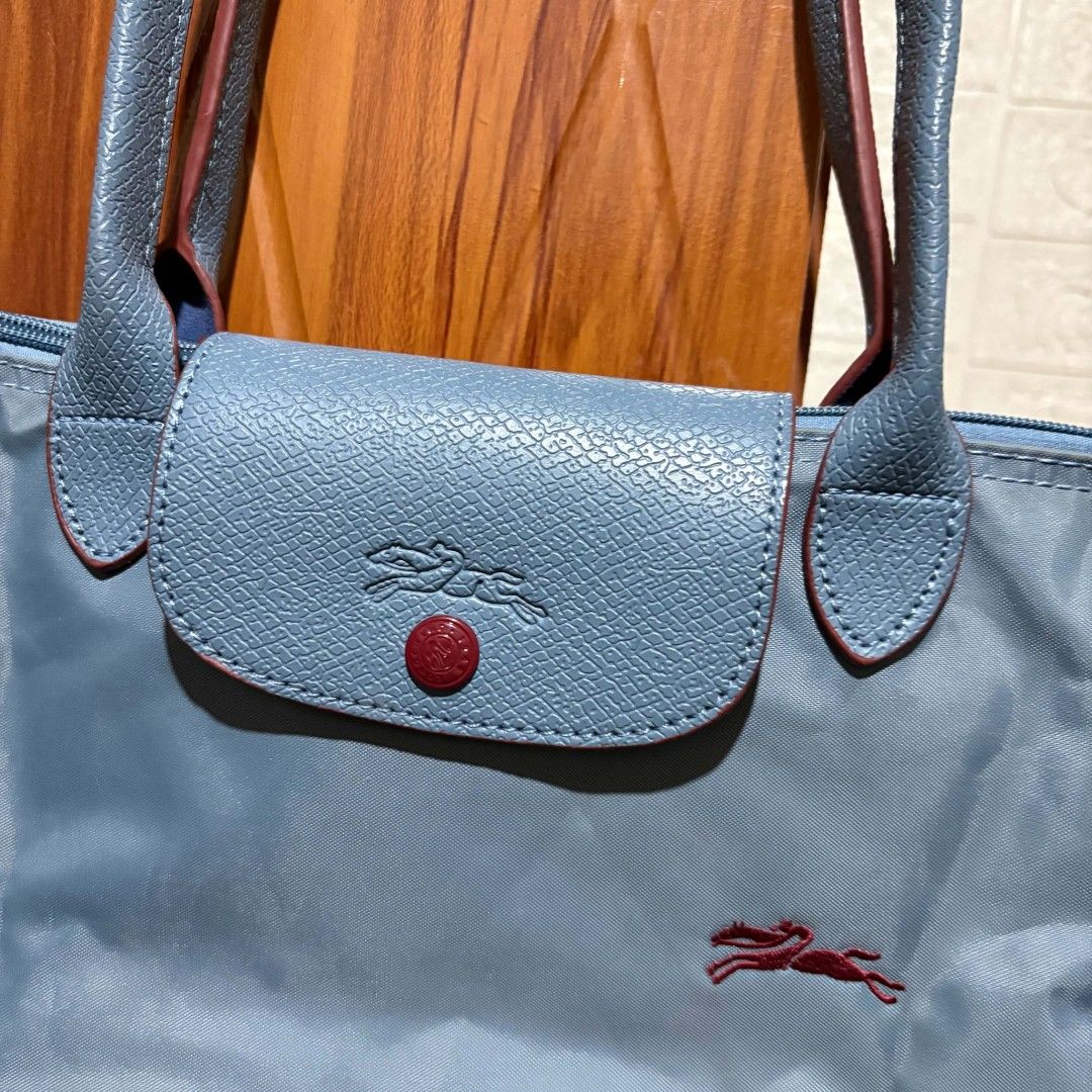 Longchamp tote bag (Category: Tote Bags) located in Carmen. Submitted by aquarius.00 (Listing ID 1461937943, Image 3). Description: no tags medium size.