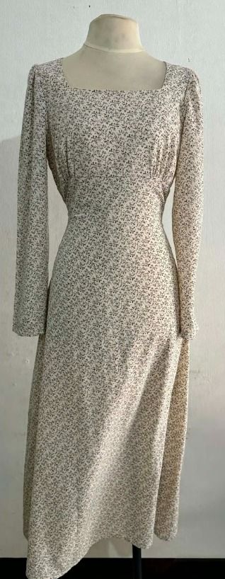 Long-sleeve Cottagecore Maxi Dress (Category: Dresses) located in Manila. Submitted by hyper.hertz (Listing ID 1461824891, Image 1). Description: - Cream-colored midi dress - Ditsy floral print - Flattering square neckline - Long sleeves .