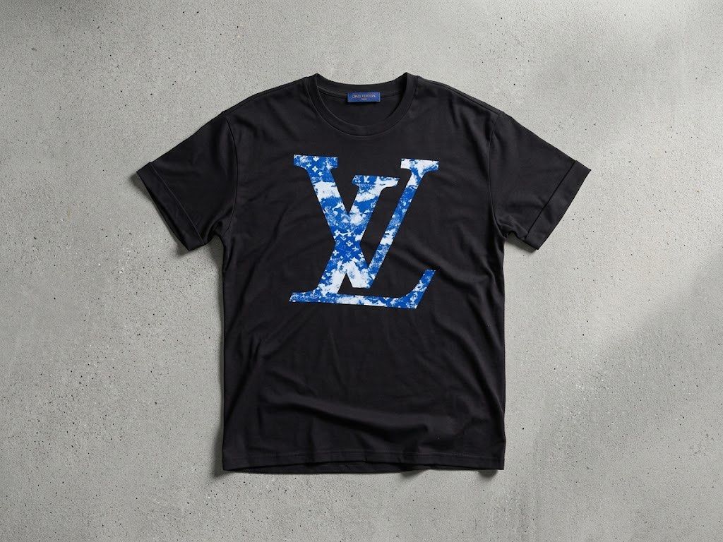 Louis Vuitton Black Monogram T-Shirt (Category: Tshirts & Polo Shirts ) located in Manila. Submitted by hiddenvaultph (Listing ID 1461904056, Image 1). Description: Width: 22.5 Length: 28 Color rate: 10/10 Like new condition No issue MOP: Gcash Shipping: JNT Location: Antipolo .