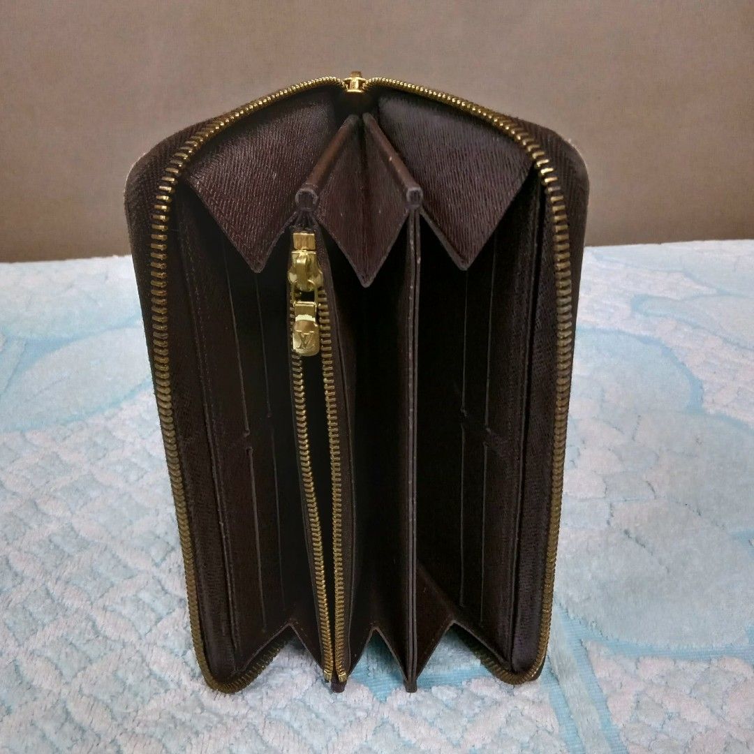Louis Vuitton Damiet Ebene Long Zipper Wallet (Category: Luxury Bags & Wallets) located in Taguig. Submitted by esa.agustin (Listing ID 1461805988, Image 3). Description: Original Louis Vuitton Damier Ebene long zipper wallet. Made in Spain..