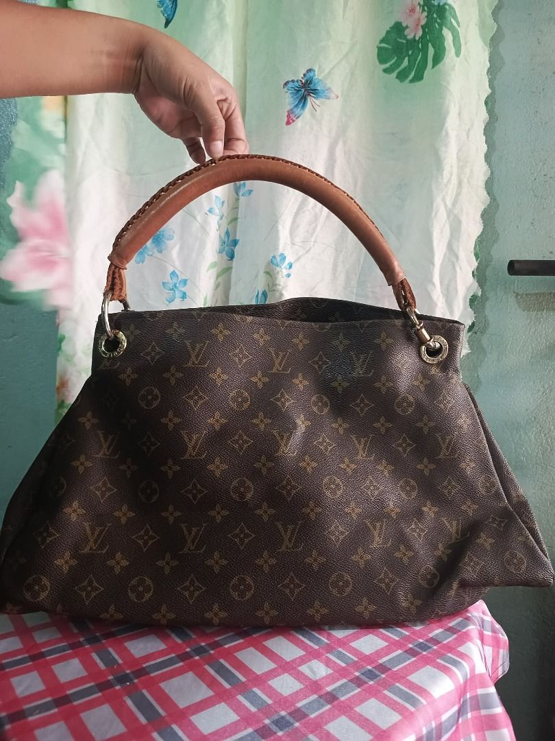 Louis Vuitton Monogram Shoulder Bag (Category: Luxury Bags & Wallets) located in Caloocan City. Submitted by janeeh_007 (Listing ID 1461877124, Image 1). Description: - Authentic Louis Vuitton shoulder bag - Large - Classic monogram canvas - Genuine leather handles and trim - Interior with multiple pockets - Date code: M140415 - Ideal for everyday use.