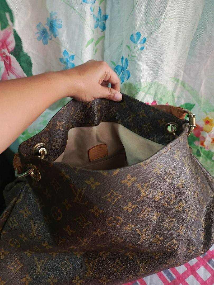 Louis Vuitton Monogram Shoulder Bag (Category: Luxury Bags & Wallets) located in Caloocan City. Submitted by janeeh_007 (Listing ID 1461877124, Image 2). Description: - Authentic Louis Vuitton shoulder bag - Large - Classic monogram canvas - Genuine leather handles and trim - Interior with multiple pockets - Date code: M140415 - Ideal for everyday use.