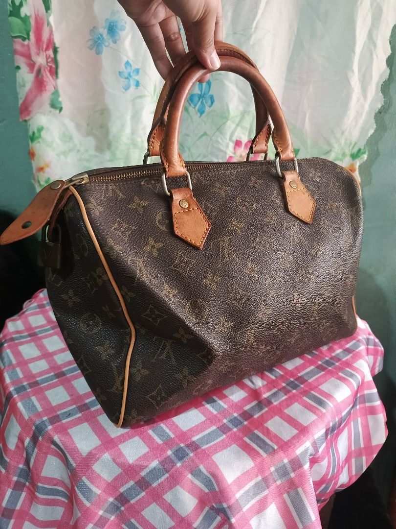 Louis Vuitton Monogram Speedy Bag (Category: Luxury Bags & Wallets) located in Caloocan City. Submitted by janeeh_007 (Listing ID 1461884725, Image 3). Description: - Classic Louis Vuitton Speedy bag - Monogram canvas - Zipper closure in good working condition - Timeless piece for everyday use - Ideal for carrying essentials.