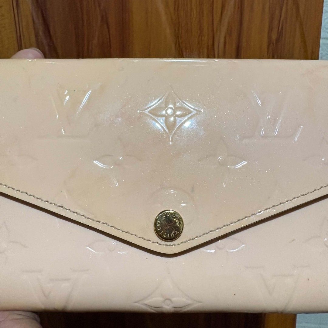 Louis Vuitton Monogram Vernis Sarah Wallet Beige (Category: Luxury Bags & Wallets) located in Carmen. Submitted by ar_thrift00 (Listing ID 1461955152, Image 3). Description: - Louis Vuitton Sarah Wallet - Color: Beige - Material: Monogram Vernis Leather - Iconic LV Monogram Embossed - Snap Button Closure - Interior: Multiple Card Slots & Zip Pocket - Condition: Some signs of wear inside (card slots), overall beautiful condition..