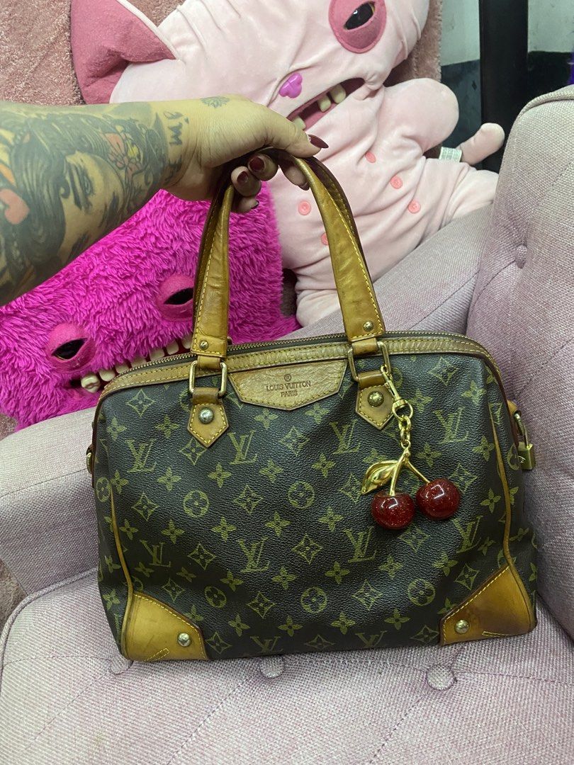 Louis Vuitton Retiro Handbag (Category: Luxury Bags & Wallets) located in Calauan. Submitted by _ramona (Listing ID 1461961496, Image 1). Description: NGA ❗️❗️❗️Korea thrift source Ps: kayo na po sumira nung padlock sa gilid hahahaha charm not included FREE SF! .