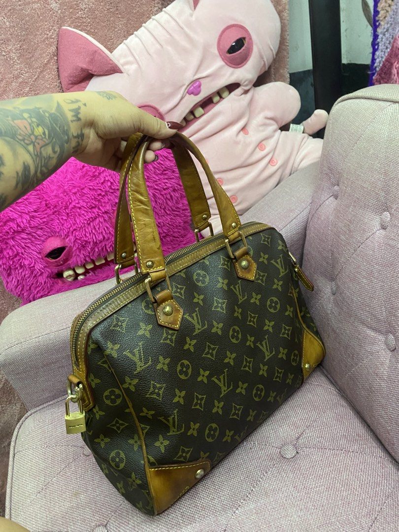 Louis Vuitton Retiro Handbag (Category: Luxury Bags & Wallets) located in Calauan. Submitted by _ramona (Listing ID 1461961496, Image 3). Description: NGA ❗️❗️❗️Korea thrift source Ps: kayo na po sumira nung padlock sa gilid hahahaha charm not included FREE SF! .