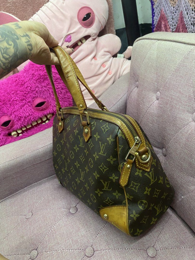 Louis Vuitton Retiro Handbag (Category: Luxury Bags & Wallets) located in Calauan. Submitted by _ramona (Listing ID 1461961496, Image 2). Description: NGA ❗️❗️❗️Korea thrift source Ps: kayo na po sumira nung padlock sa gilid hahahaha charm not included FREE SF! .