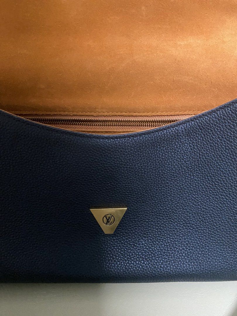 Louis Vuitton Soft Twist Black Taurillon Leather (Category: Luxury Bags & Wallets) located in Manila. Submitted by aikara683 (Listing ID 1461980329, Image 2). Description: - Authentic Louis Vuitton Soft Twist Handbag - Color: Black - Material: Taurillon Leather - Features: Adjustable strap, mirror tag - Interior: Tan suede - Authenticity stamp included - Ideal for daily use.