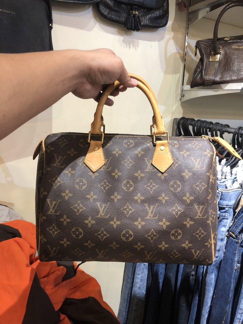 LOUIS VUITTON SPEEDY BAG (Category: Luxury Bags & Wallets) located in Manila. Submitted by beyondessence (Listing ID 1461890228, Image 1). Description: LOUIS VUITTON SPEEDY BAG EXCELLENT TO ASNEW CONDITION J&T COURIER AUTHENTIC LEGIT.