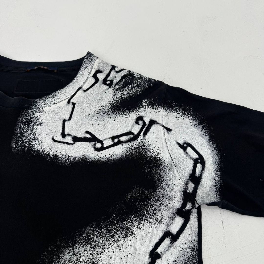 Louis Vuitton Spray Chain tee (Category: Luxury Apparel) located in Quezon City. Submitted by johnpaulperezzz (Listing ID 1461894157, Image 2). Description: NAME: Louis Vuitton Spray Chain tee COLOR: Black SIZE: XXL FIT: Large Dimension: Width: 23 Length: 30 Shoulder: 20 Sleeves: 9 Hem: 23 CONDITION: 8/10 ISSUE: -hairline crack print at the front of the tee -sweat stain at the back of the tee PRICE: 10k .