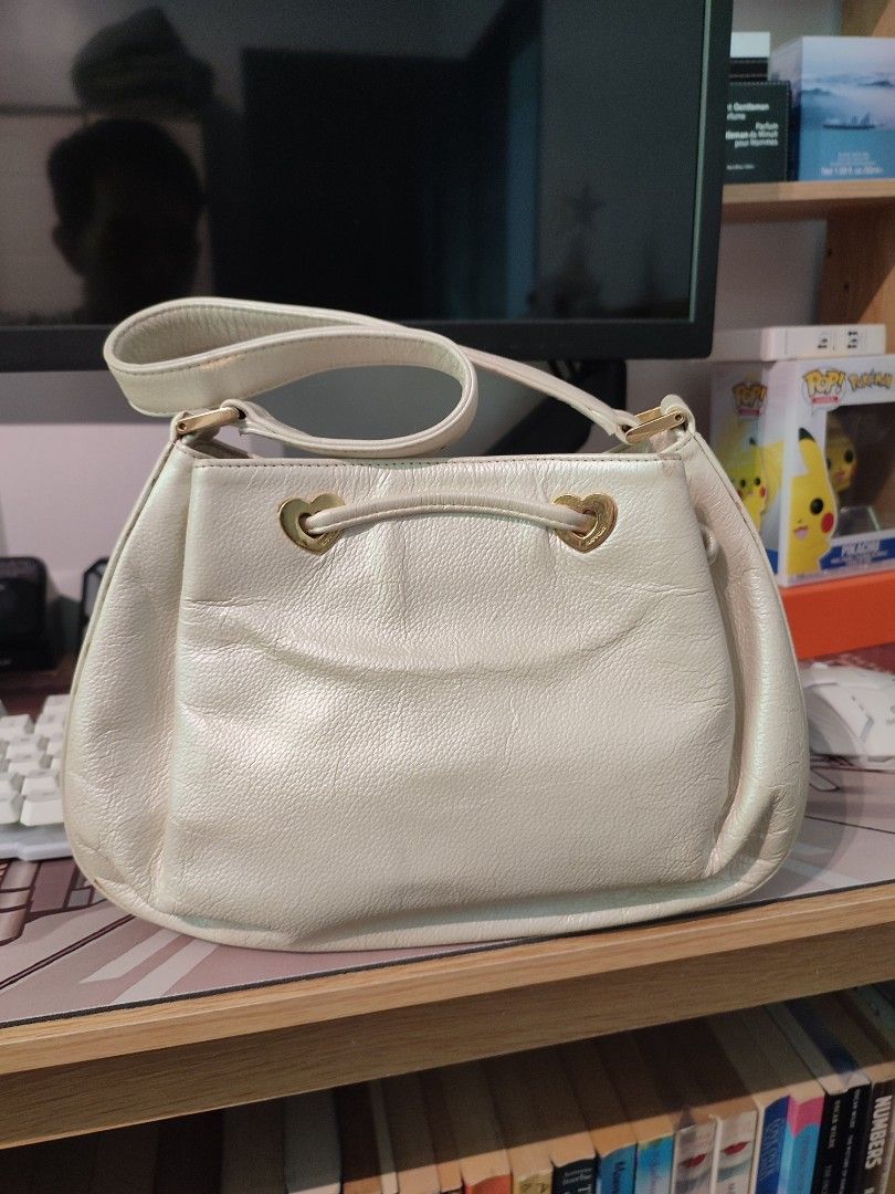 Lovcat Paris Shoulder Bag (Category: Shoulder Bags) located in Ibajay. Submitted by trendholicrepublique (Listing ID 1461816041, Image 2). Description: Lovcat Paris Shoulder Bag 459 Php Very Good Condition with signs of usage.