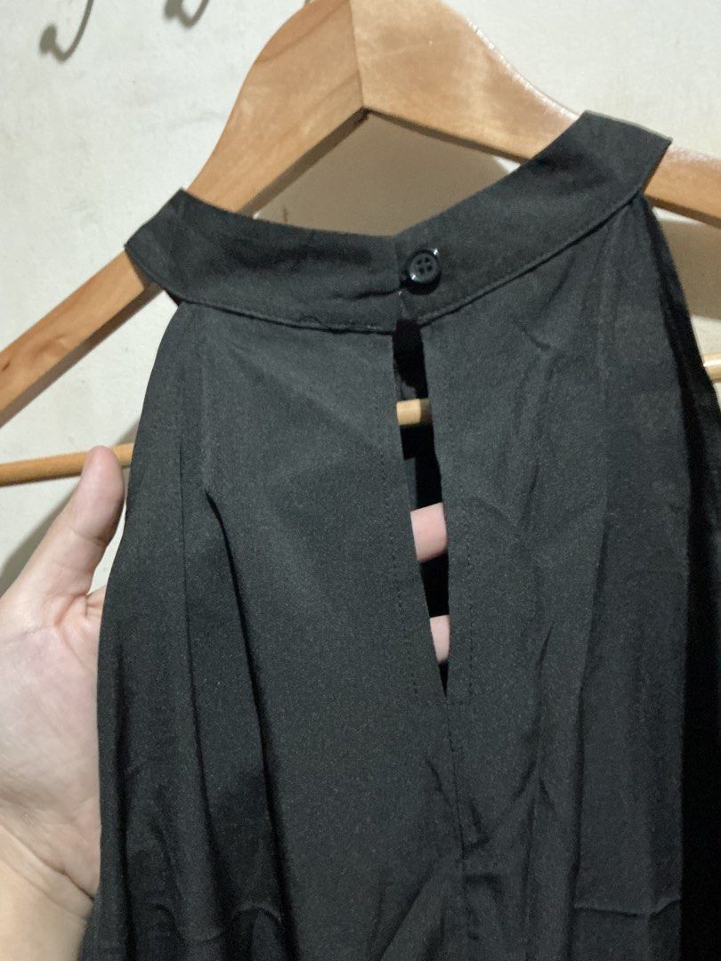 LOVITO HALTER PEPLUM TOP (Category: Sleeveless) located in Dagupan City. Submitted by trendies_collection (Listing ID 1462012874, Image 3). Description: Brand new with pouch and hang tag Large on tag, fits medium to large Garterized waist No issue.