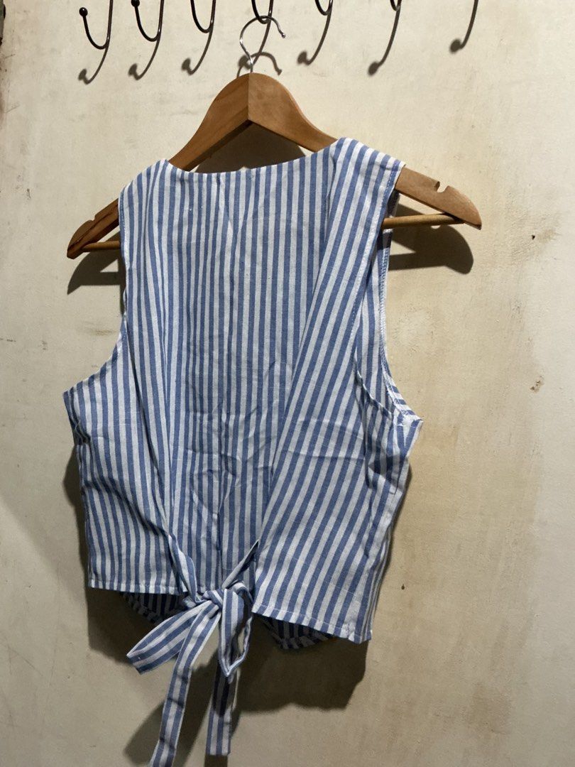 LOVITO STRIPED CROP VEST TOP (Category: Others Tops) located in Dagupan City. Submitted by trendies_collection (Listing ID 1462015527, Image 3). Description: Brand new with pouch and hang tag Large on tag, best fit medium Na adjust sa likod No issue.