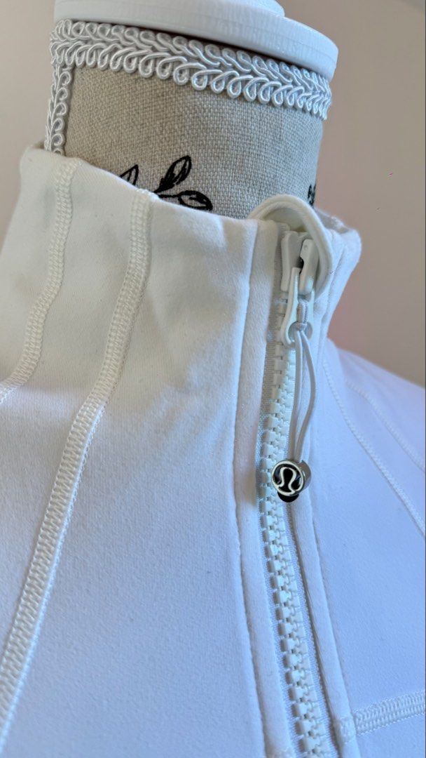 Lululemon jacket (Category: Coats, Jackets and Outerwear) located in Quezon City. Submitted by prelovedstuffshop (Listing ID 1461827327, Image 3). Description: .